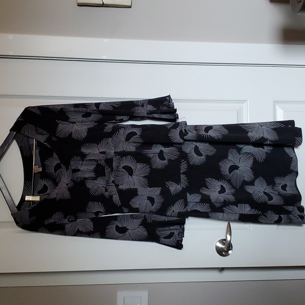 Susan Lawrence two-piece top and skirts. A lovely lightweight flowy Fabric.